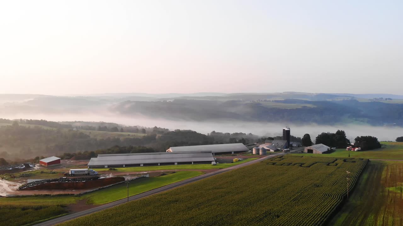 vista de pájaro de una granja en el condado de knox, maine, ee.uu.