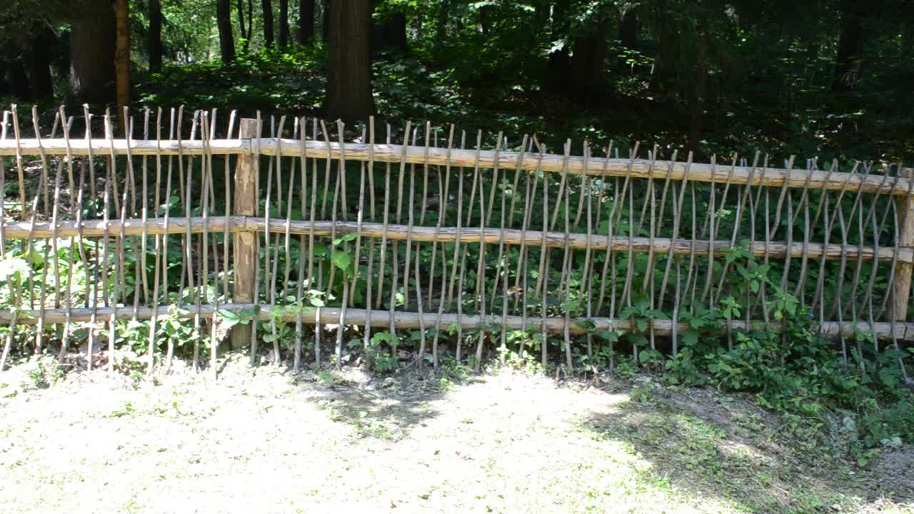Recinzione in stile antico. Aree rurali. Leopoli, Ucraina