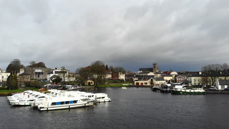 antenne - bootpark bij de steiger aan een meer