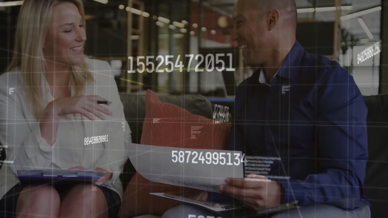 Animation du traitement des données financières sur divers hommes d'affaires au bureau