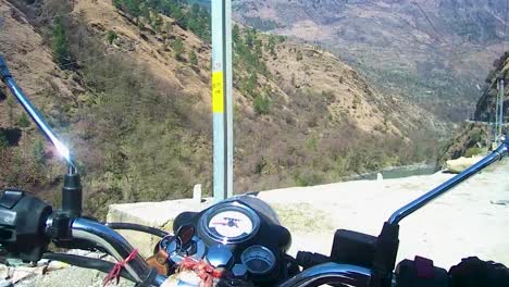 motocicleta que comienza para un viaje por carretera en el día desde un ángulo plano en manali leh ladakh highway en himachal pradesh india el 22 de marzo de 2023
