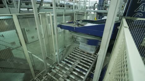 modern strapping and transporting machine for packaging line at beverage plant