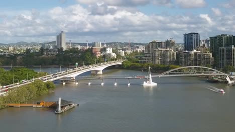 Los-Automóviles-Circulan-A-Lo-Largo-Del-Puente-Que-Cruza-El-Muelle-Y-El-Puente-Peatonal-En-Brisbane.