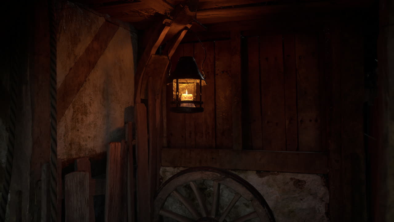 빈티지 랜턴 의 따뜻 한 빛 이 시골 의 목조 창고 내부 를 비추고 있다