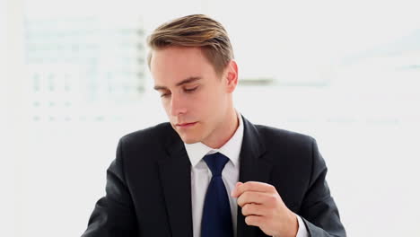 Concentrated-annoyed-businessman-sitting-at-his-desk