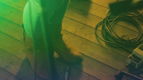 cantante femenina tocando los pies con luces intermitentes en una actuación en vivo