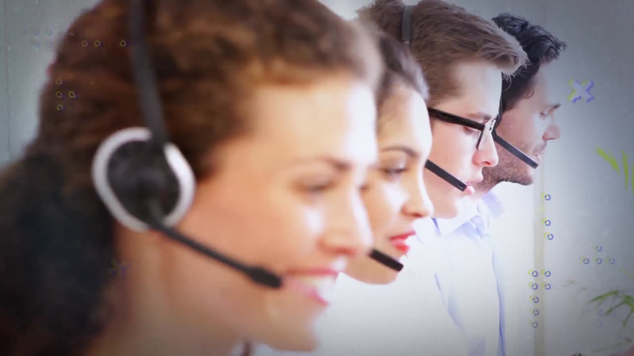animación del procesamiento de datos sobre personas de negocios que usan auriculares telefónicos