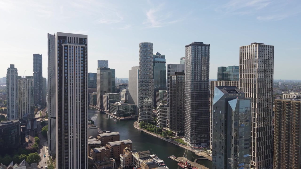 Skyline di Canary Wharf, Londra, con moderni grattacieli e fiume.
