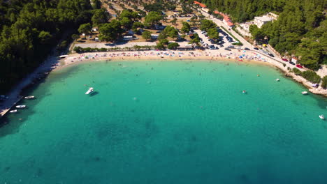 Vista-Panorámica-De-La-Playa-En-Prapratno-En-La-Península-De-Pelješac,-Croacia-Durante-El-Verano---Toma-Aérea-De-Drones