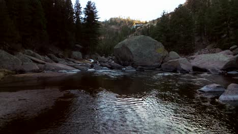 Luftdrohne,-Filmisch,-Colorado-River,-Fischerparadies,-Deckers,-Cheesman-Canyon,-Immergrüner-Nadelbaum,-Felsbrocken,-Schattiger-Berghang,-Wald,-Friedliches-Wasser,-Felsbrocken,-Felsen,-Vorwärtsbewegung,-Flug,-4k