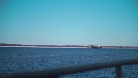escena del río con un barco