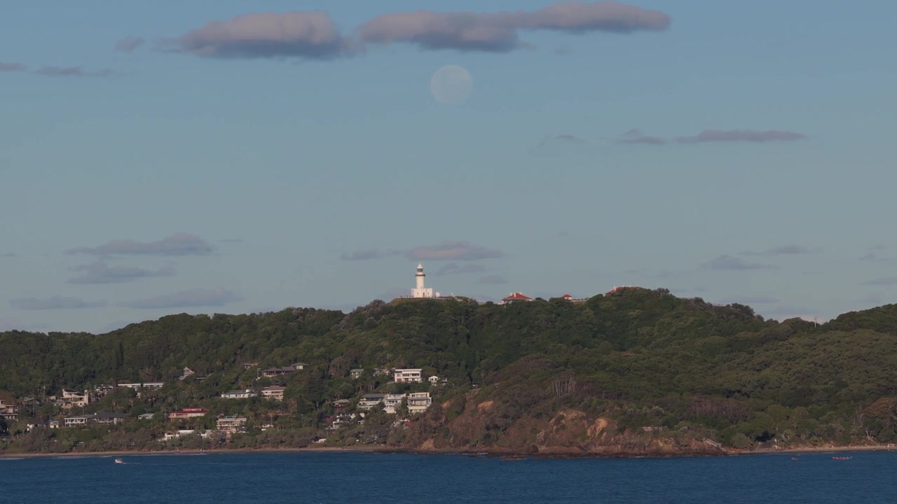 Hải đăng Cape Byron trên khu dân cư sườn núi của Bãi biển Wategos ở Byron Bay, New South Wales, Úc. Cảnh quay rộng từ trên không.