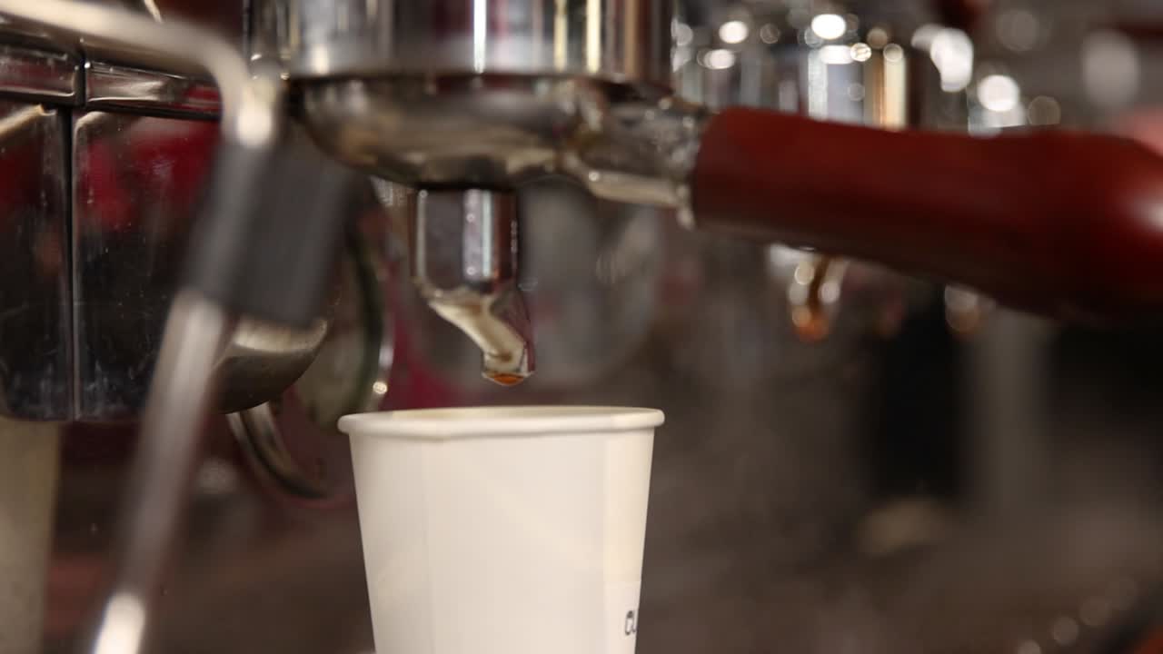 La macchina per l'espresso che fa il caffè