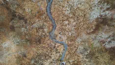 Vía-Lenta-De-Un-Día-Lúgubre-Con-Nubosidad-Sobre-El-Afluente-De-La-Laguna