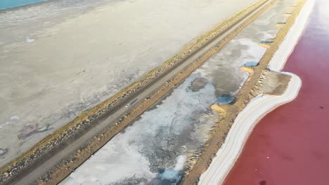 vista aérea de drones de la carretera entre el gran lago salado y el lago rojo rosado en utah, ee.uu.
