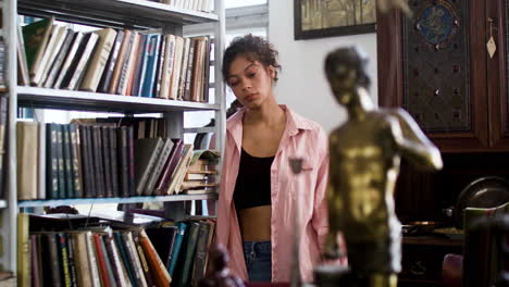 mujer afroamericana en una tienda