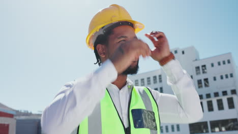 hombre negro, construcción y casco de seguridad
