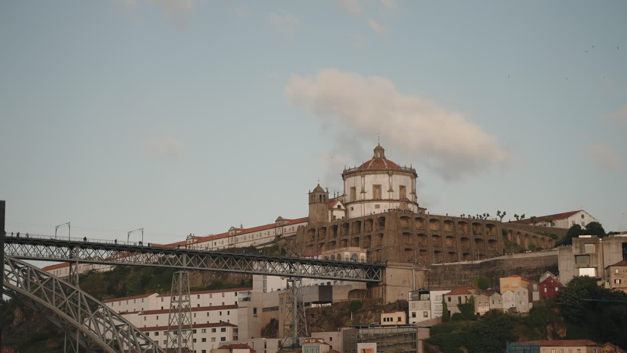 Vista del Mosteiro da Serra do Pilar e del Ponte Dom Luís I a Porto, Portogallo, durante il giorno