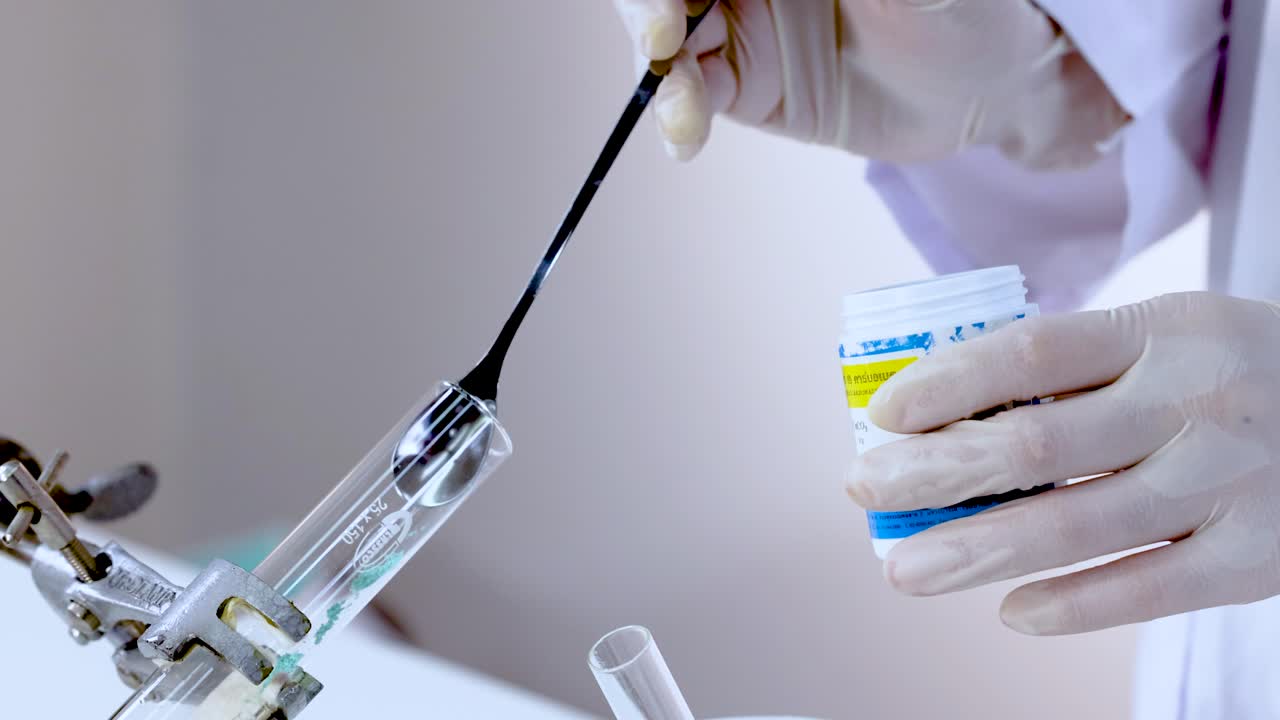 demostración de una reacción química en un entorno de laboratorio