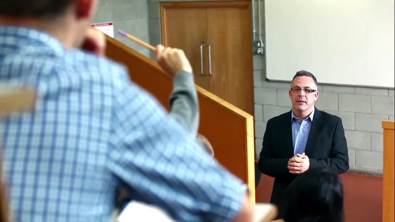 강의실에서 학생들에게 무언가를 설명하는 강사