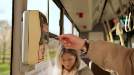 Máquina-Expendedora-De-Billetes-En-El-Autobús