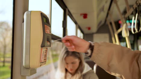 máquina de billetes en el autobús