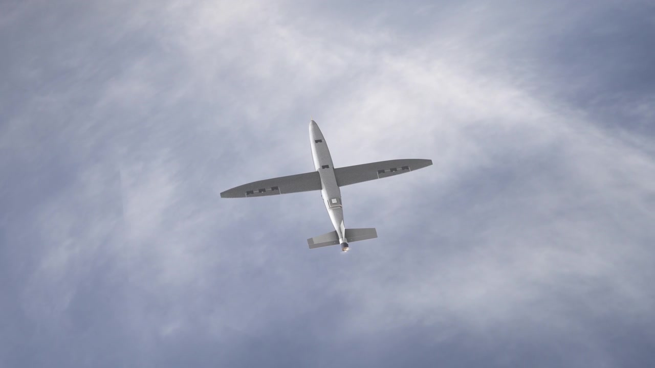 Ripresa panoramica su un drone militare ad ala fissa Hornet Kamikaze assistito da IA che vola sopra le nuvole diretto verso l'obiettivo. UAV Veicolo Aereo Senza Pilota. Guerra aerea con tecnologia moderna. Render 3D
