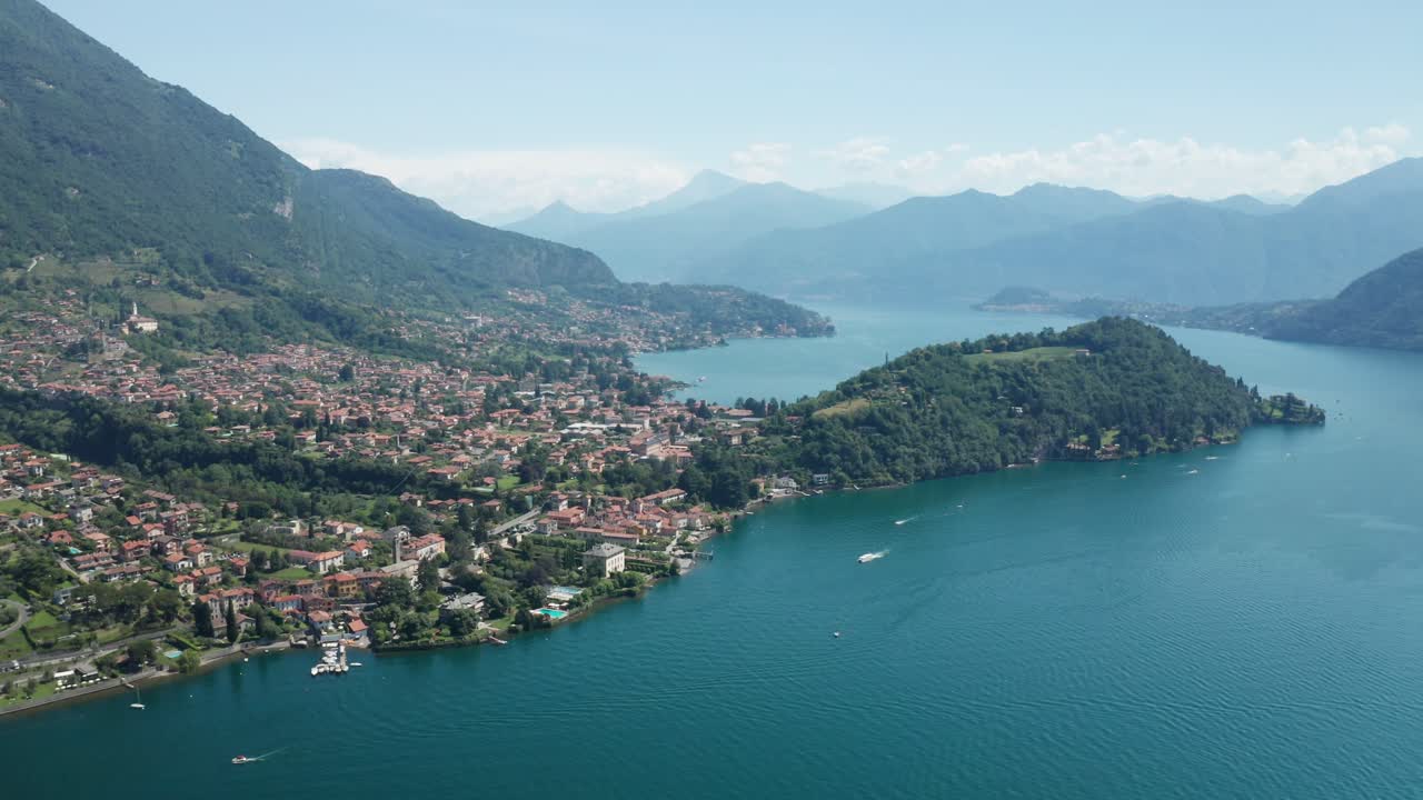 lago de como con ossuccio y lenno, italia, rodeado de montañas, vista aérea
