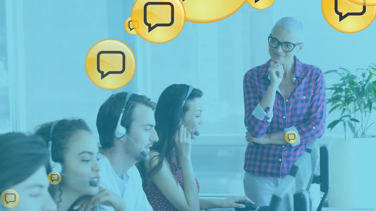 Animação de ícones de mensagem online sobre diversas pessoas de negócios usando fones de ouvido