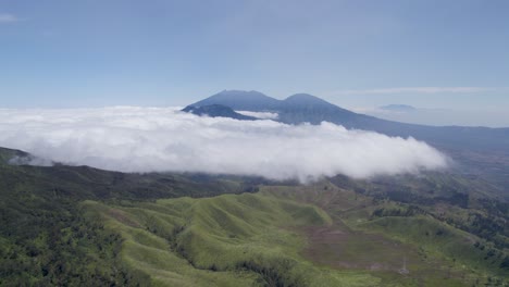 Luftaufnahme-Des-Wunderschönen-Himmels-In-Der-Nebligen-Bergnatur-In-Der-Ferne,-Bedeckt-Mit-Wolken