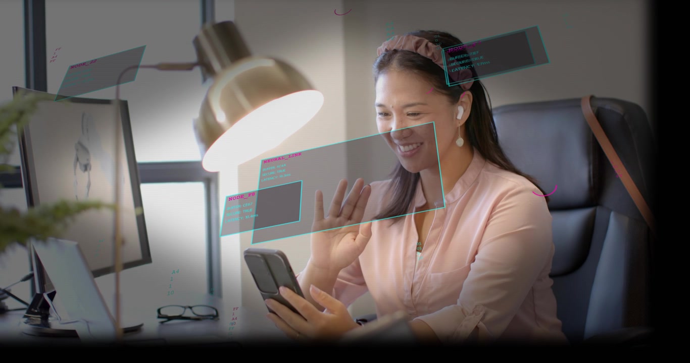 Mujer saludando mientras sostiene un smartphone en una oficina de tecnología, con la mano guiando paneles de RA que se mueven alrededor de su cara.