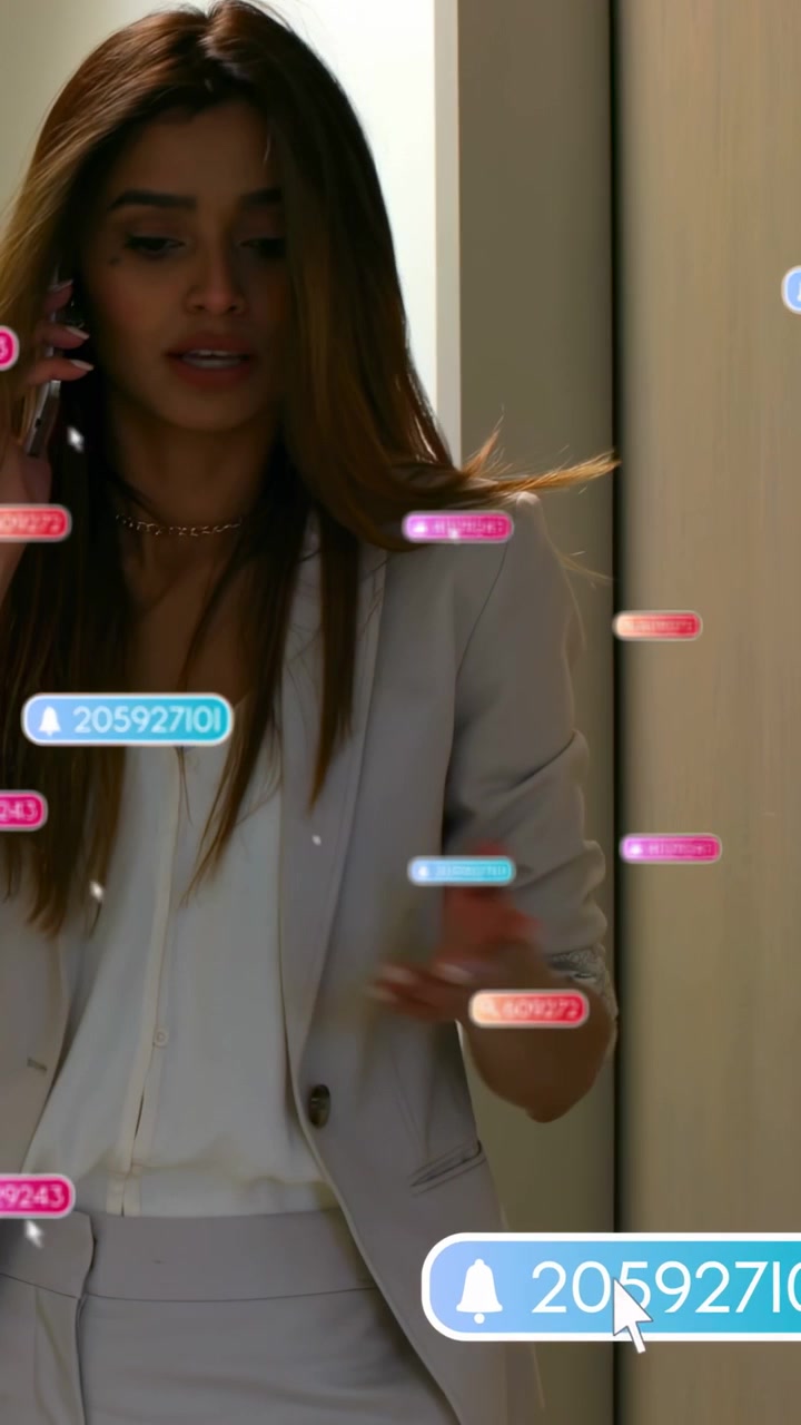 Video verticale: Donna che cammina al telefono in un corridoio d'ufficio, la chiamata genera badge AR e gestisce avvisi.