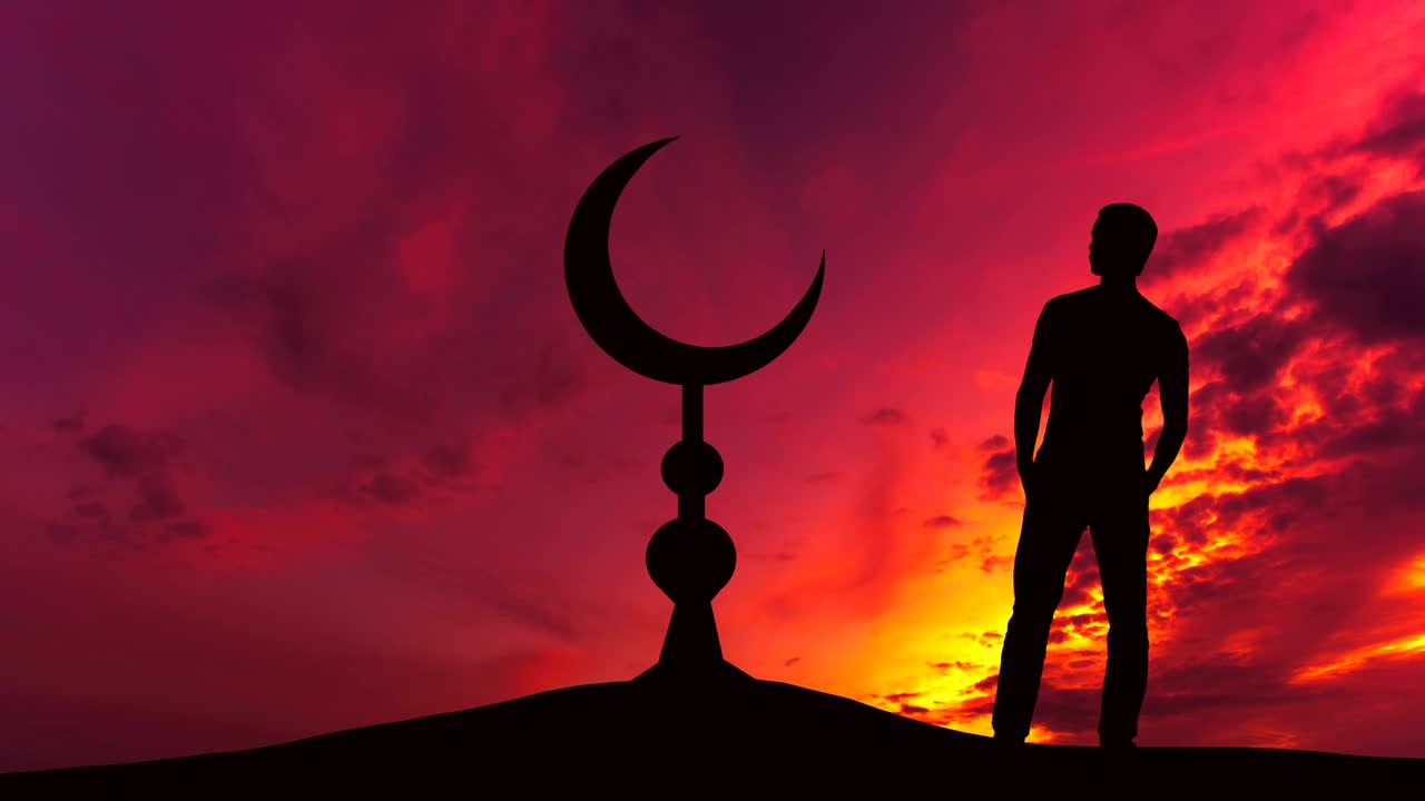 el hombre de pie cerca del símbolo del islam contra el fondo de la puesta de sol. lapso de tiempo