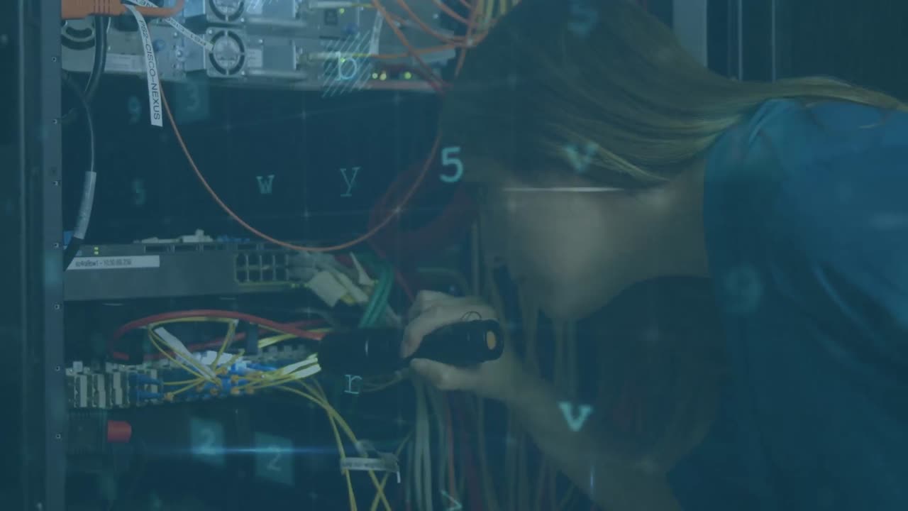 animación de advertencia de ataque cibernético sobre una mujer caucásica en la sala del servidor