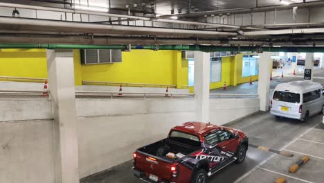 estacionamiento subterráneo con vehículos