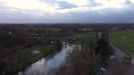 Toma-Aérea-De-Caen-Con-Vistas-Al-Río-Orne