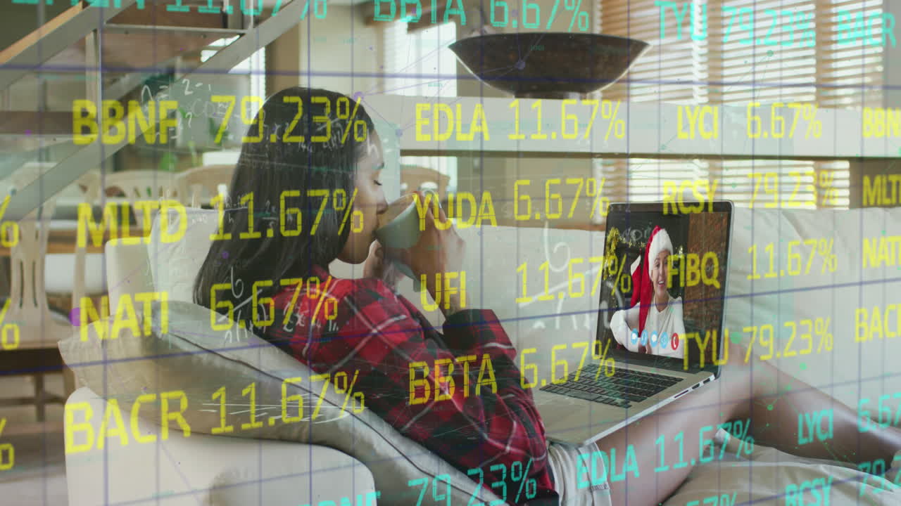 노트북으로 비디오 통화를 하는 아프리카계 미국인 여성에 대한 금융 데이터 처리의 애니메이션