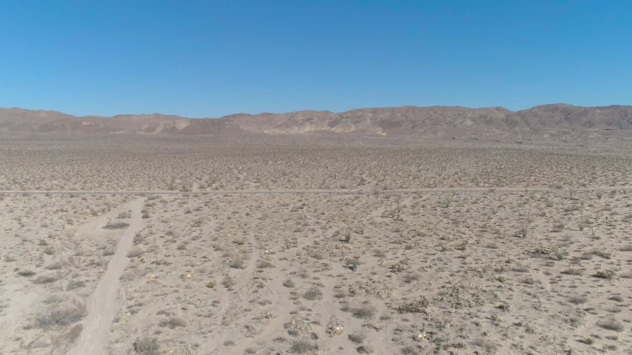 산 사이의 탁 트인 도로에서 캘리포니아 남부 사막에 있는 dji 팬텀 4 프로