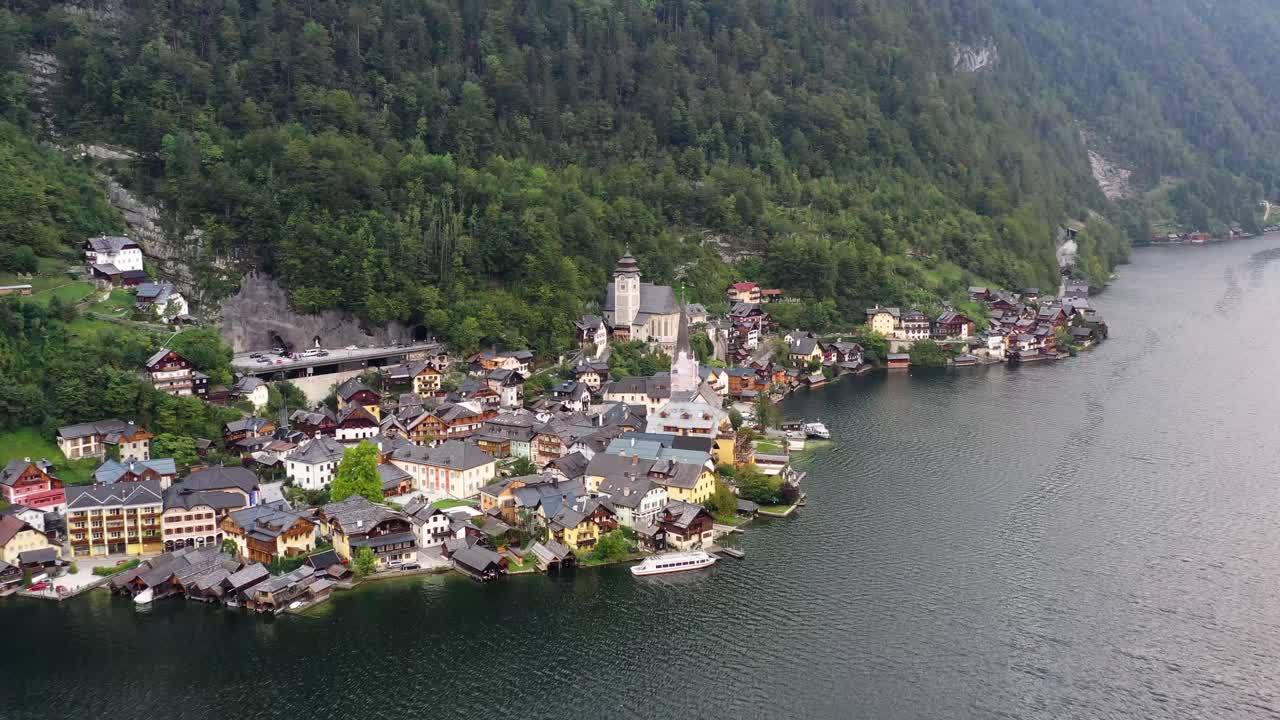 Luftfoto af den østrigske bjerglandsby Hallstatt og Hallstätter See