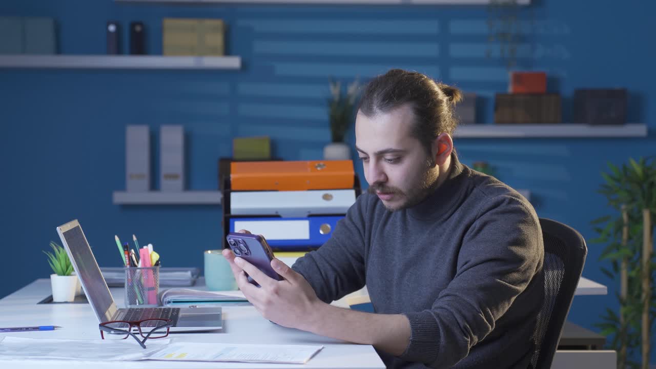 The young man, whose smartphone battery runs out, is alarmed.