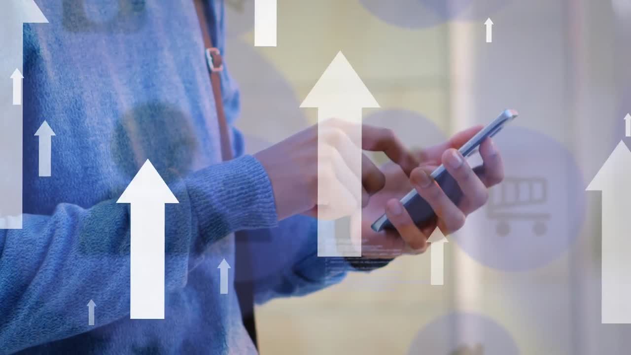 animación de flechas e iconos moviéndose sobre las manos de un hombre caucásico usando un teléfono inteligente.