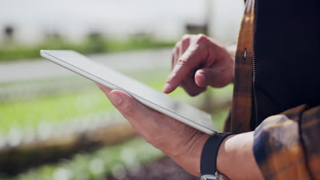 agricultor que utiliza una tableta en un campo