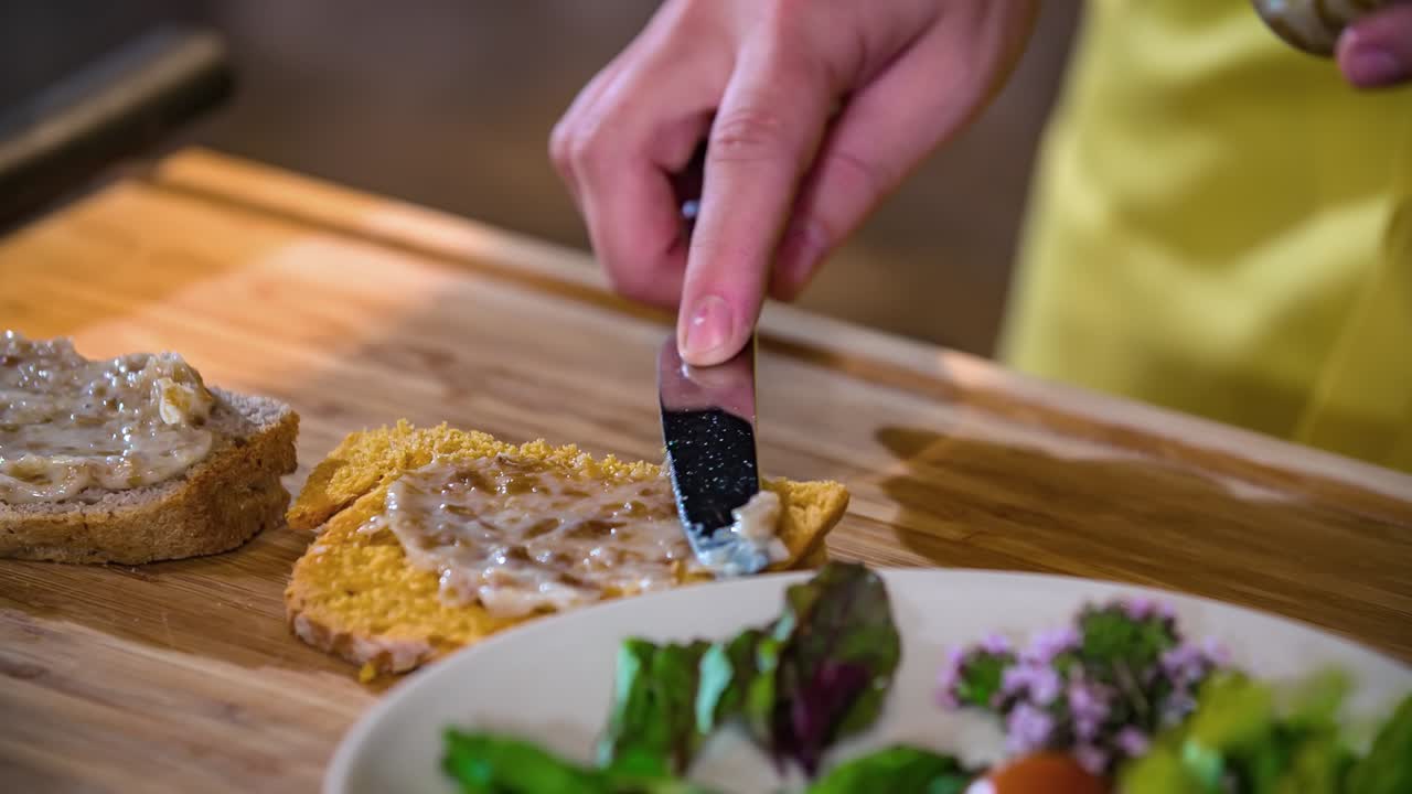 primer plano mujer chef hizo paté de hígado de pollo podvelka, eslovenia, cámara lenta