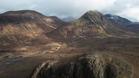 Río-Que-Fluye-Entre-El-Paisaje-Montañoso-En-La-Isla-De-Skye-En-Escocia