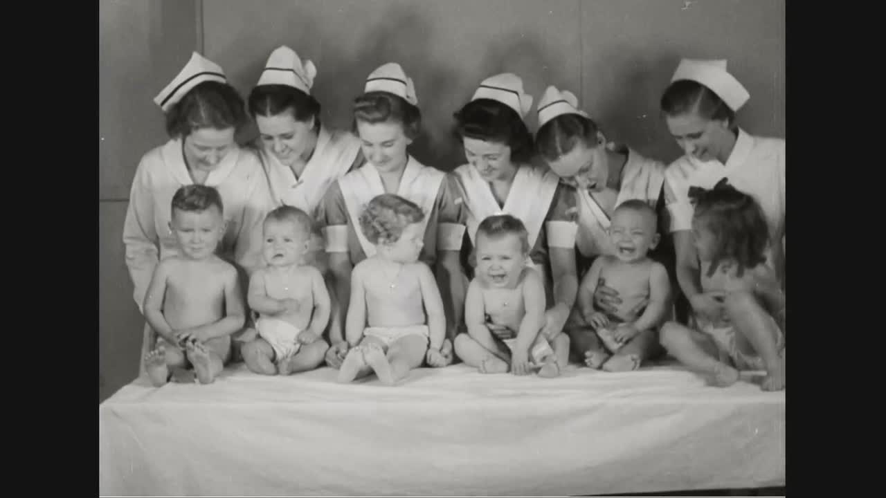 의사가 1937년 유아가 건강한지 확인하기 위해 검사하는 모습