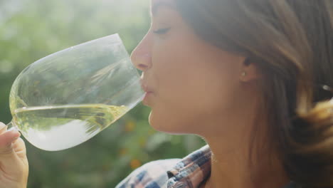 mujer disfrutando de un vaso de vino al aire libre