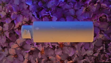 embalaje cosmético sobre un fondo de flores de almendra rosadas, efecto de onda de agua