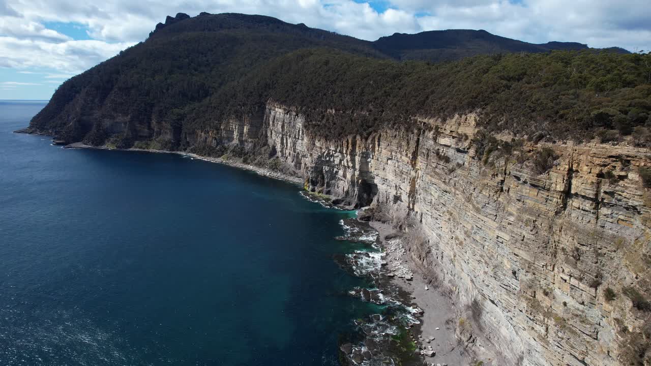 Vista aérea com drone de falésias fossilizadas na Ilha Maria, Tasmânia, Austrália