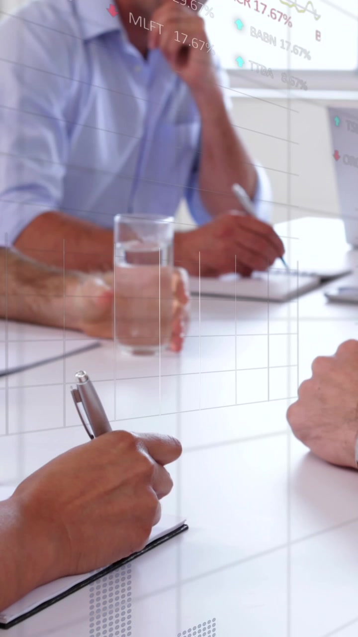 Animación de gráficos y pizarras de operaciones bursátiles sobre compañeros de trabajo diversos compartiendo ideas en la oficina