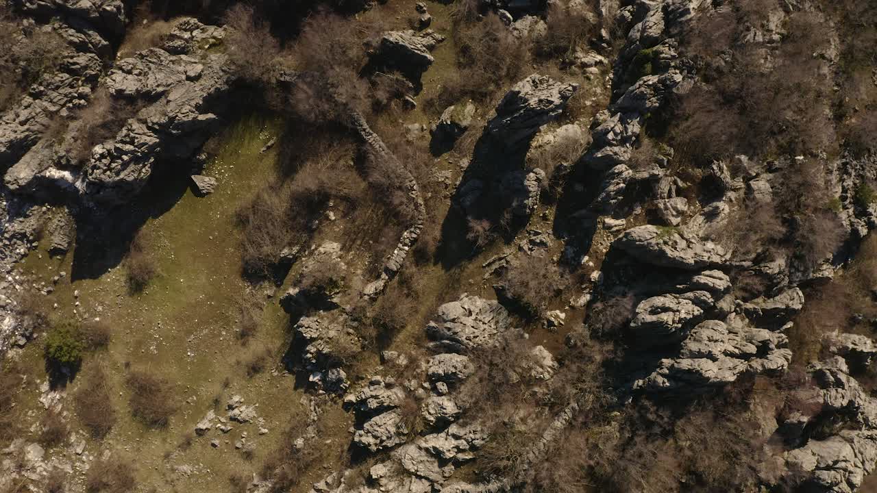 vista superior de la montaña rocosa con viejos acantilados en una cordillera volcánica en otoño con un árbol sin hojas